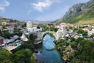 La vieille ville de Mostar et le Stari Most (« Vieux Pont ») sur la Neretva, en Bosnie-Herzégovine. Détruit pendant la guerre de Bosnie-Herzégovine en 1993, le Stari Most a été reconstruit en 2004. (définition réelle 2 390 × 1 600)