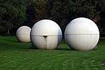 Giant Poolballs von Claes Oldenburg am Aasee