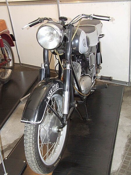 http://upload.wikimedia.org/wikipedia/commons/thumb/d/d7/PL_SHL_175_M11_motorcycle.jpg/450px-PL_SHL_175_M11_motorcycle.jpg