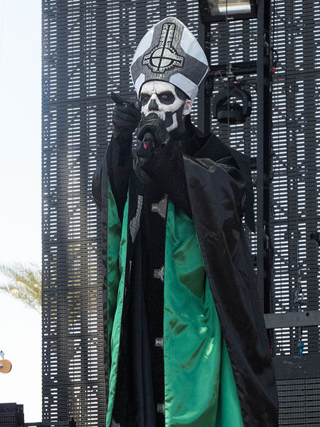 Ficheiro:Papa Emeritus II - Coachella 2013.jpg