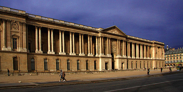 Il colonnato della facciata est del Louvre (1667–68), di Louis Le Vau, Charles Le Brun, François d'Orbay e Claude Perrault, nello stile classico di Luigi XIV, simboleggiante potere e grandezza