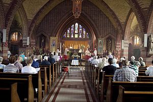 Het interieur van de Hoornster parochiekerk tijdens een bedevaartmis ter gelegenheid van een processie naar het bedevaartplaatsje Warfhuizen