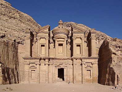 Ürdün'de Lut Gölü ile Akabe Körfezi arasındaki vadide yer alan ve tarihî Nebatilerin başkenti Petra'daki El Deir (Manastır) kalıntısı. Petra, 1985'te UNESCO Dünya Mirası listesine eklendi. (Üreten: Berthold Werner)