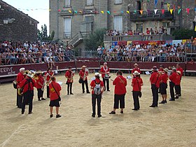 Fanfare avant la manifestation taurine dans les arènes temporaires lors de la fête votive