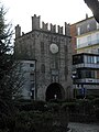 Vista dall'interno delle antiche mura, dall'attuale piazza Merlin dove esisteva il vecchio ghetto ebraico abbattuto a inizio XX secolo.