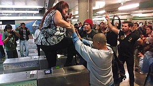 Personas manifestandose en contra del aumento de la tarifa en el metro de guadalajara