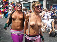 دو شرکت‌کنندهٔ سینه‌لخت در رژه افتخار لندن