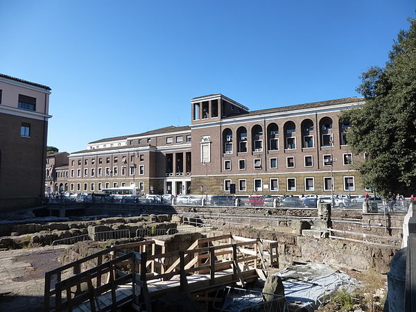 Santa Galla ficava exatamente onde a torre do Palazzo dell'Anagrafe, no fundo, está, na via Luigi Petroselli. A fachada vinha até onde hoje está o meio da rua e foi exatamente para alargá-la é que o complexo foi demolido. Em primeiro plano, a Área Sacra de Sant'Omobono. Compare com a gravura de Vasi mais acima.