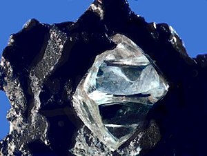 English: Nearly octahedral diamond crystal in ...