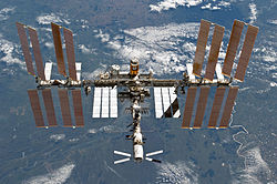 תחנת החלל הבינלאומית כפי שנראתה ממעבורת החלל דיסקברי ב 7 במרץ 2011 במשימת STS-133