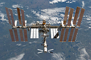 Die ISS am 7. März 2011, aufgenommen aus dem Space Shuttle Discovery.