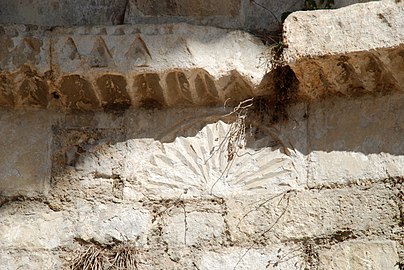 Palmette en éventail et corniche du chœur ornée d'une double frise de dents de scie et d'une frise de dents d'engrenage.