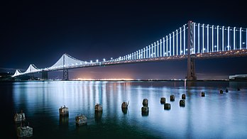 Vista noturna da seção ocidental da Bay Bridge em São Francisco, Estados Unidos. (definição 6 999 × 3 937)