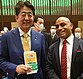 スィンハ・サンジーヴ氏と安倍晋三元首相がスィンハ・サンジーヴ氏の著書を推奨