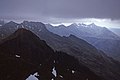 Blick vom 895 m hohen Gars-bheinn auf die Hauptkette der Cuillin, hinter dem 875 m hohen Sgùrr a’ Choire Bhig links der Sgùrr Dubh Mòr, rechts die markante Spitze des 964 m hohen Sgùrr nan Gillean am Nordende der Hauptkette