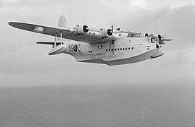 Photographie en noir et blanc d'un hydravion.