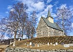 Foto einer Steinkirche auf einer Anhöhe