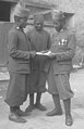 Soldados marroquíes sosteniendo una «Mano de Fátima», fotografía, 1915.