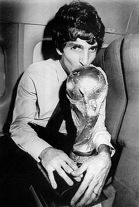 Paolo Rossi beija o Troféu da Copa do Mundo FIFA de Futebol Masculino (1982)