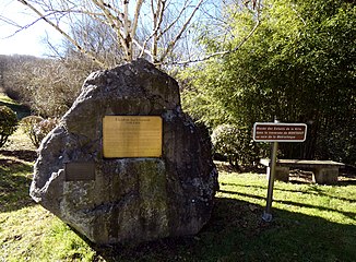 Stèle en hommage aux enfants du château de la Hille (Ariège)