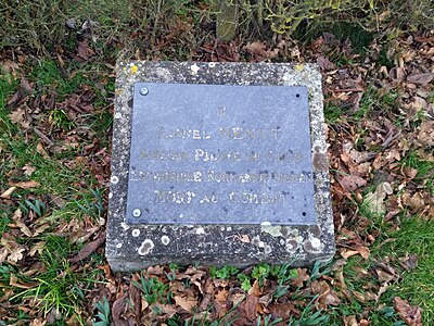 Plaque en l'honneur de Lionel Menut, à l'aérodrome d'Abbeville (2024).