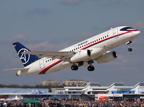 Vue du 97004, le Soukhoï SuperJet 100 impliqué dans l'accident, ici à l'aéroport de Moscou-Joukovski en août 2011.