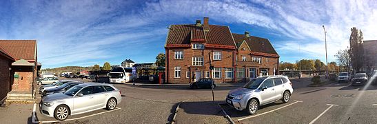 Det meste av den gamle stasjonsbygningen ble beholdt da en utvidet og bygde om stasjonsområdet med overbygg og annet. Foto: Fordreid panoramabilde, oktober 2015