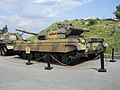 A kijevi múzeum másik T–64-e szintén gumikötényezéssel