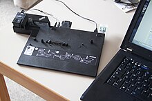 Docking station for the T60, T61 and T400/T500 laptops Thinkpad docking station near T61 laptop.JPG