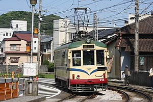 在電車站出發的電車