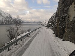 Fylkesvej 76 langs den nordøstgående fjordarm Tosen