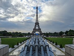 kanon dlo Trocadero devan Tower Eiffel.