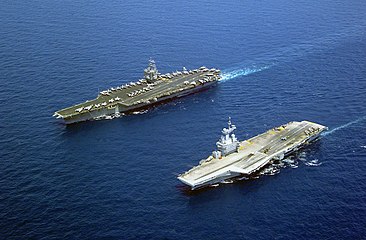 L'USS Enterprise (CVN-65) de 341 m de long et le Charles de Gaulle de 261 m, en Méditerranée en 2001.
