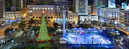 Union Square, uma praça pública na cidade de São Francisco, Califórnia. Aqui, ela está decorada para o Natal com uma pista de patinação e uma árvore de Natal. (definição 9 060 × 3 498)