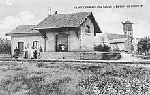 Photo noir et blanc d'un petit entrepôt avec une église en arrière-plan.