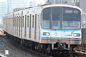 新羽駅に到着するあざみ野行きの快速列車 （2015年7月20日 / 新羽駅）