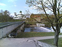 Пешеходный мост в Бродах через Пскову и церковь Богоявления с Запсковья