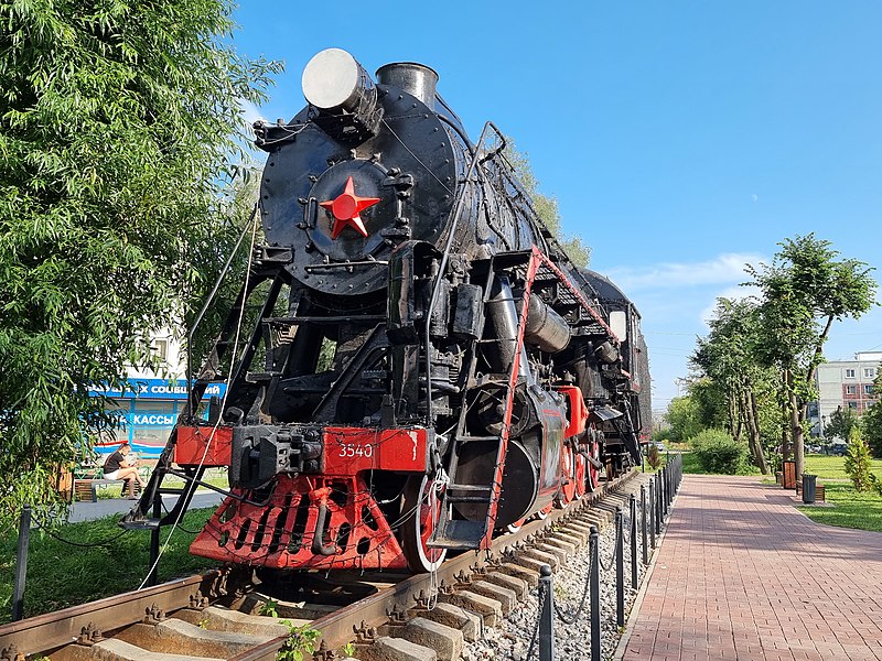 Поезд-памятник на месте Окской ветки железной дороги, проходившей через Калугу. Находится недалеко от станции Калуга-1