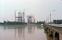 De VN-gebouwen in aanbouw en de Reichsbrücke op 15 juli 1975.