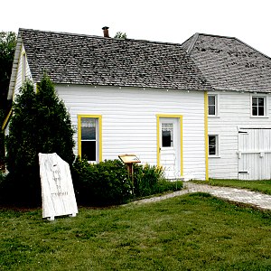 La Pierre Blanche est installée devant la maison de Samuel Bédard.