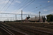 intérieur de la gare, voies, quais et bâtiment voyageurs