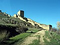 Vista meridional de La Coracha del castillo de Moya (Cuenca), con detalle de la torre de San Roque en la parte alta. Siglo XIV.