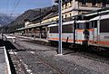 Bahnhof mit französischem Regelspurzug, im Vordergrund ein Breitspurgleis, 1998