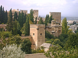 La Alhambra vista desde los jardines del Generalife. Al fondo el barrio del Albayzin