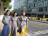 Des Vietnamiennes portant un áo dài aux couleurs du logo conçu par le Viêt Nam, pays hôte, en l’occasion du 18e sommet de l’APEC.