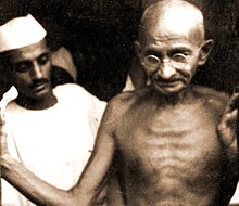 Ганди без рубашки с другим мужчиной