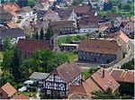 Im Bildzentrum rechts neben der Kirche