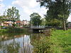 Brug en plantsoen met vijver