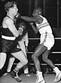 Der ghanaische Boxer Eddie Blay im Kampf gegen den DDR-Meister im Leichtgewicht des Jahres 1962, Helmut Heyse, in Berlin am 20. September 1962. Blay gewann diesen Kampf nach Punkten.