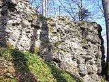 Der bis zur Höhe von vier Metern erhaltene Mauerzug im Westen aus großen Nagelfluhquadern (Außenseite)